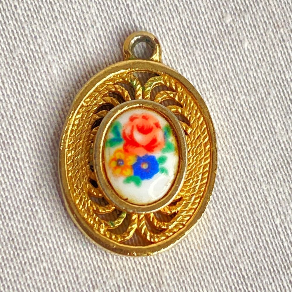 💎Sarah Coventry Signed Tiny Floral Cameo Ceramic Charm Pendant Gold Tone